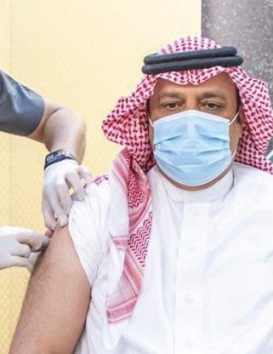 أمير منطقة حائل يتلقى الجرعة التنشيطية الثالثة من لقاح كورونا