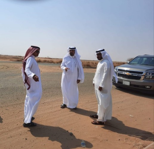 محافظ بيش يقف مع رئيس البلدية على موقع المنطقة الصناعية