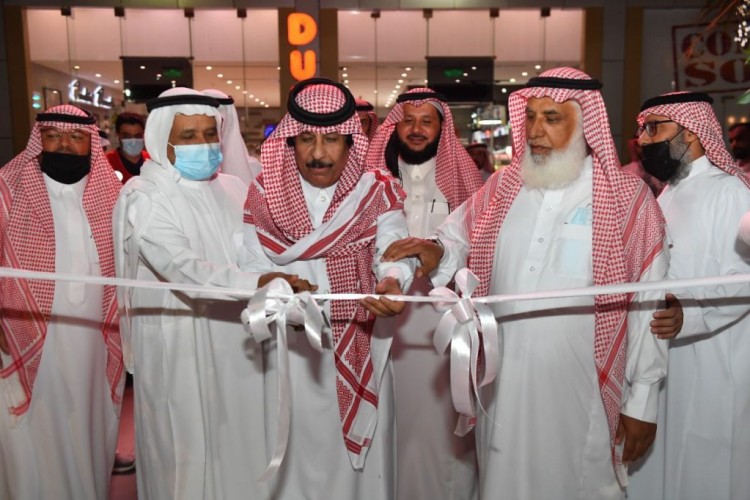 مدير جمعية الثقافة والفنون بالحدود الشمالية يفتتح المعرض التشكيلي الأول “دارنا في وجداننا”