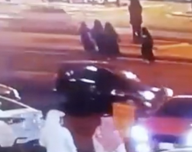 بالفيديو: دهس 3 فتيات على طريق سريع بـ”خميس مشيط” .. والكشف عن حالتهن الصحية!