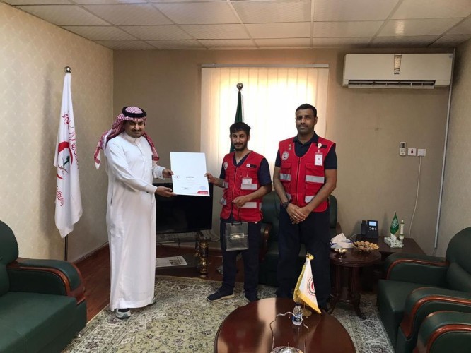 مدير عام الهلال الأحمر بالجوف يكرم موظف غرفة العمليات الشراري