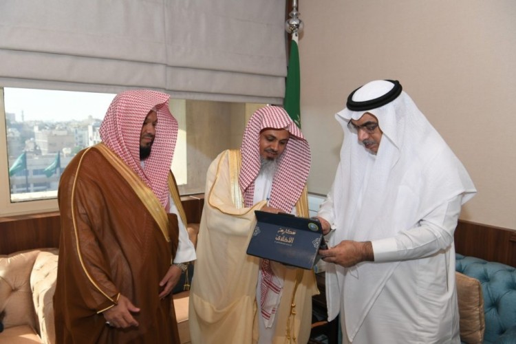 أمانة الشرقية وهيئة الأمر بالمعروف يفعلان حملة ” مكارم الأخلاق” بالمنطقة الشرقية