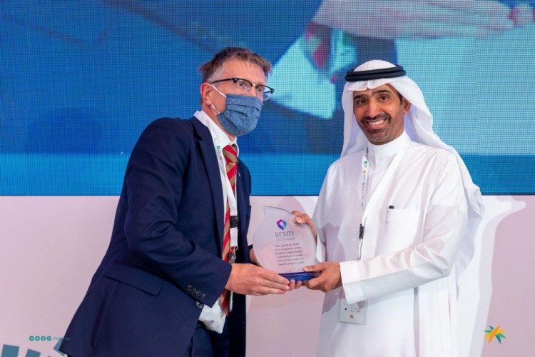 المعهد الدولي البريطاني لإدارة المخاطر والسلامة يمنح وزارة الموارد البشرية جائزة استثنائية