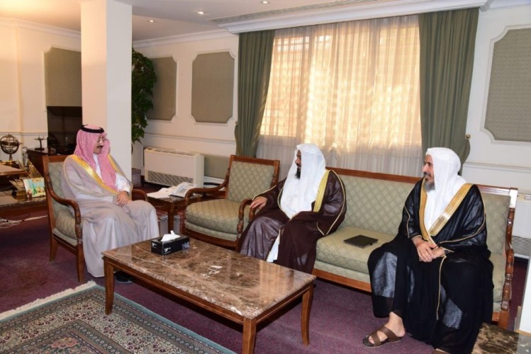 سمو الأمير بدر بن محمد بن جلوي يدشّن حملة ” مكارم الأخلاق “
