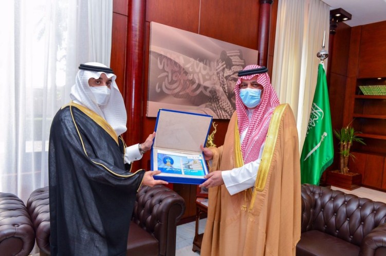 أمير منطقة حائل يستقبل رئيس جامعة حائل ويتسلم التقرير السنوي لأبرز الإنجازات والبرامج التي قامت بها الجامعة