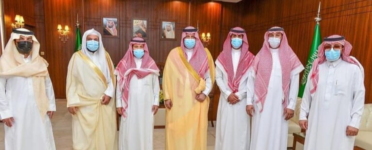 سمو أمير حائل يستقبل رئيس جمعية الروضة الخيرية والقائمين على تنظيم مهرجان التمور الأول بمدينة الروضة