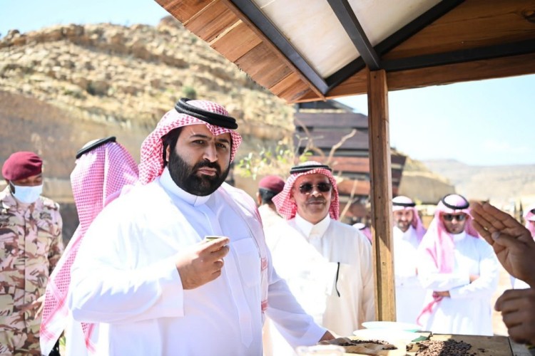 سمو أمير جازان بالنيابة يتفقد مطل القمة بجبل القهر ويلتقي مشايخ وأهالي محافظة الريث