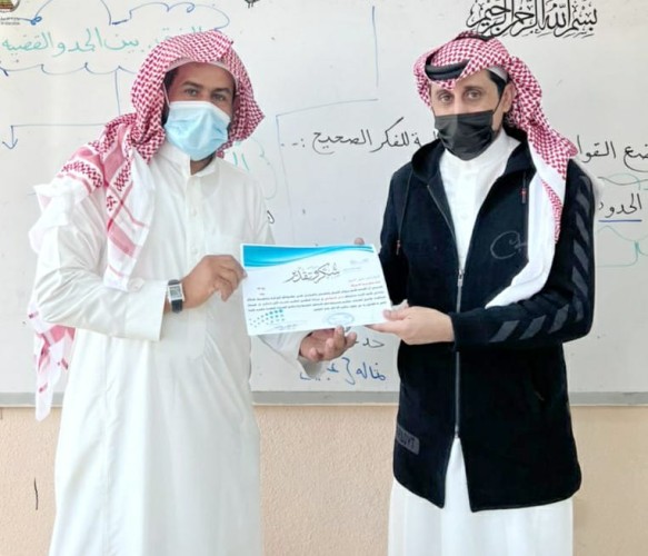 تكريم المعلمين المتميزين للدروس التطبيقية للمرحلة الثانوية بمجمع آل مشحنة