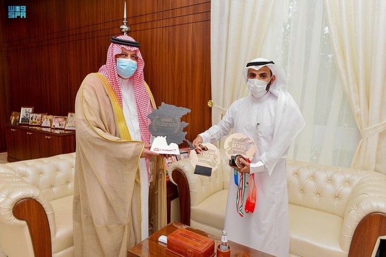 أمير حائل يستقبل بطل الراليات السيف