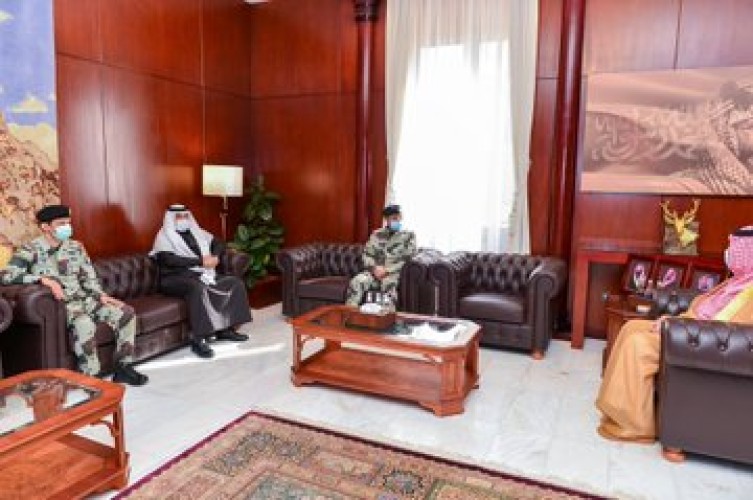 أشاد سموه بجهود رجال قوات الطوارئ الخاصة .. أمير حائل يستقبل اللواء ركن محمد بن مقبول العمري 