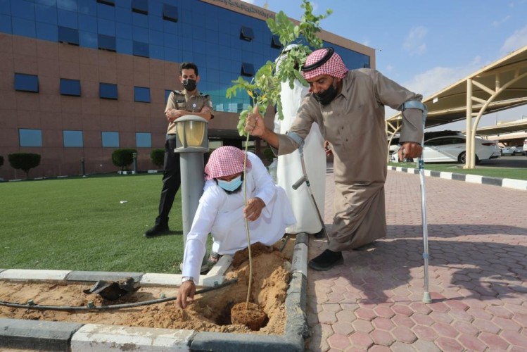 مدير عام فرع وزارة الشؤون الإسلامية بالقصيم يستقبل ويكرم صديق البيئة ويشارك في زرع عدد من الأشجار.