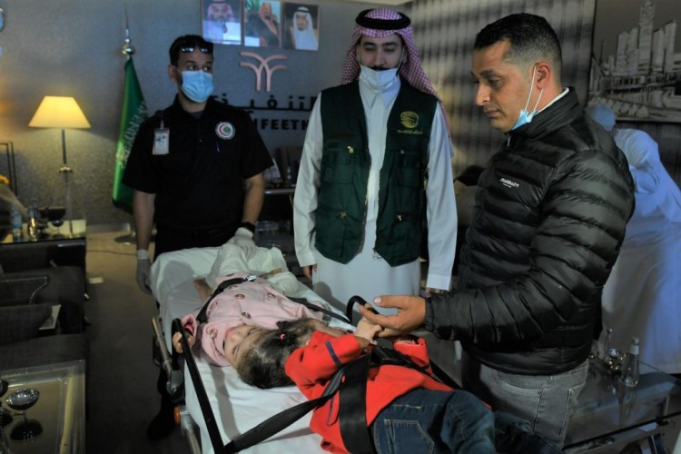 إنفاذًا لتوجيهات خادم الحرمين الشريفين.. وصول التوأم السيامي المصري “سلمى وسارة” إلى الرياض