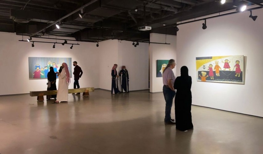“دْوِيلة” معرض تشكيلي يستحضر التراث.. ويواجه تعقيدات العصر ببساطة الطفولة
