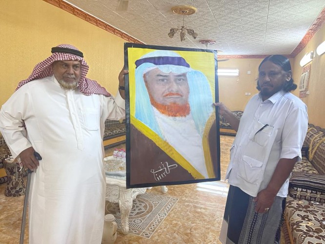التشكيلي موسى صنبع يهدي لوحة العشة لشيخ الهتانة بمركز العالية