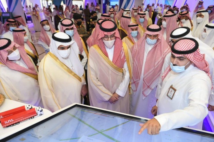 سمو نائب أمير الشرقية يطلع على الخريطة التفاعلية للحركة المرورية بجناح أمانة الشرقية المشارك في المنتدى اللوجستي 2021