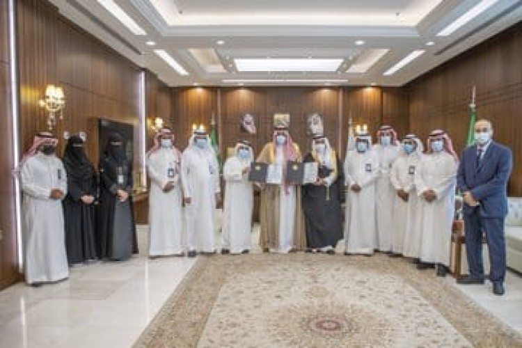 أمير حائل يتسلم شهادة الآيزو التي حصل عليها تجمع حائل الصحي