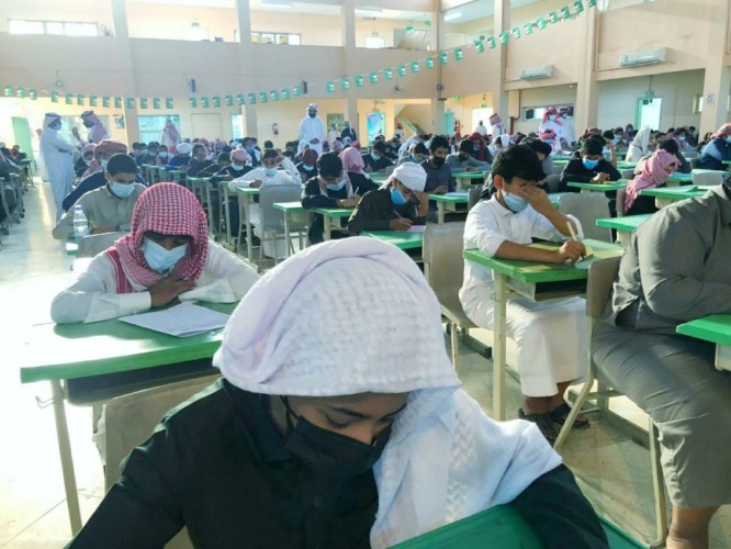 مدير مجمع آل مشحنة التعليمي : أكثر من 480 طالب يؤدون إختبارات اليوم الأول بأريحية تامة.