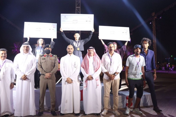 رئيس الاتحاد السعودي للرياضة للجميع يكرم الفائزين في نصف ماراثون الخبر الدولي