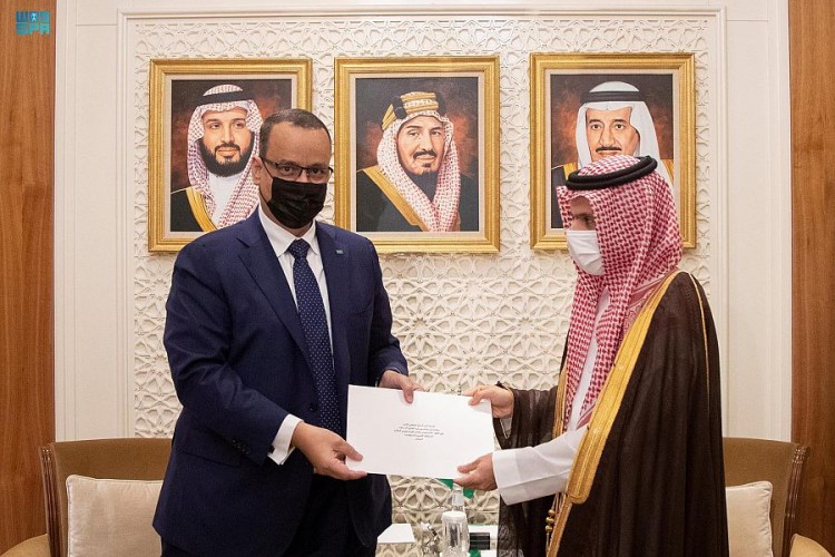ولي العهد يتلقى رسالة خطية من الرئيس الموريتاني