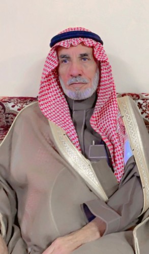 في ضيافة واستقبال حاتمي مبهج بروائح الورد .. معرف قرية البحرة الشيخ “قعيد بن قعبوب”  يستقبل الشاعر “مشعل القحطاني” في ديوانه ويقيم مأدبة عشاء فاخرة