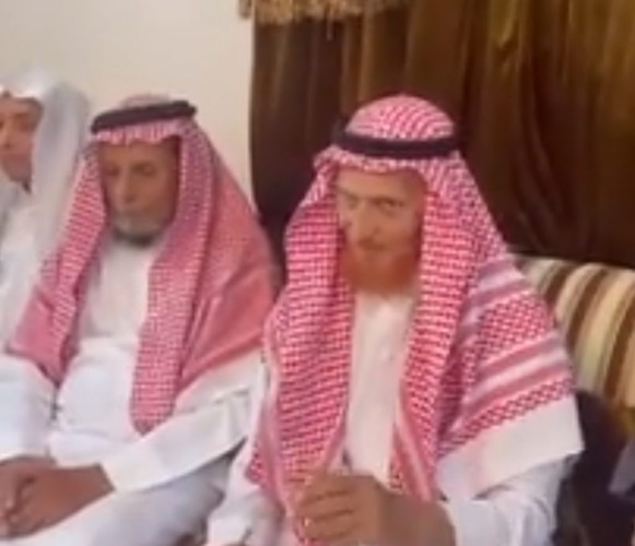 بالفيديو: أعضاء ملتقى لمسة وفاء التطوعي بالعالية يزورون الأستاذ حسين بن علي ترابي .. والأخير يلقي عليهم قصيدة عمودية