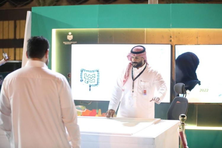 الخدمات الطبية بوزارة الداخلية تشارك في فعاليات الاحتفاء باليوم الوطني الـ (92)