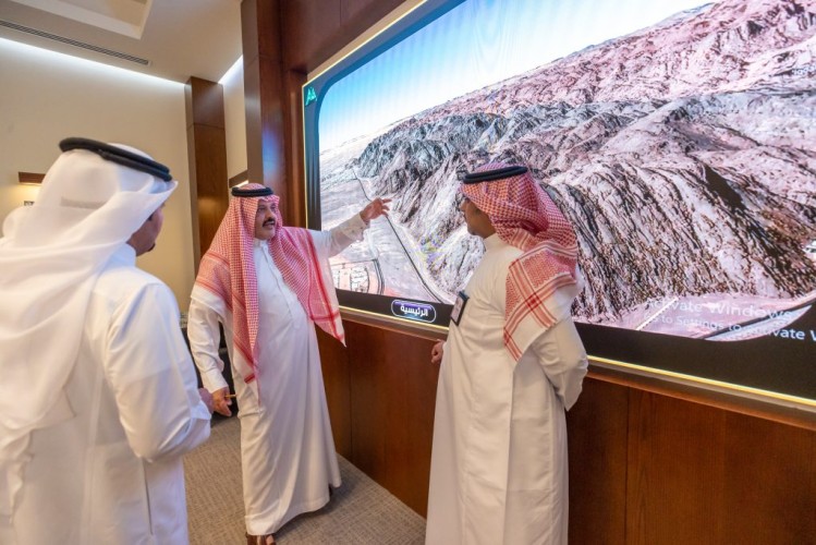 سمو أمير حائل يطلع على عرض أمانة المنطقة بشأن مشروعي توسعة طريق الملك عبدالعزيز وإنارة الواجهة الجبلية