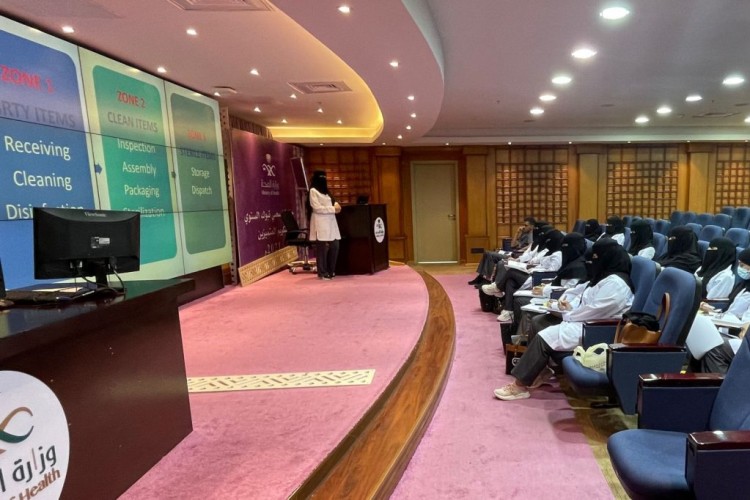 تخصصي تبوك ” يبدأ في تأهيل 17 فنياً وفنيةً في التعقيم الطبي