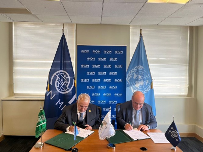 الدكتور الربيعة يلتقي رئيس المنظمة الدولية للهجرة ويوقعان برنامجا تنفيذيا مشتركا لدعم حماية النازحين في اليمن