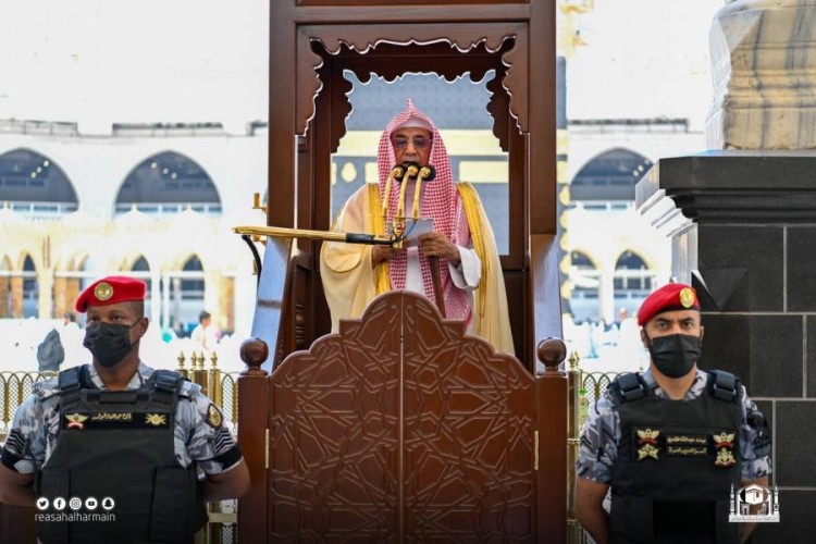 خطيب المسجد الحرام في خطبة الجمعة: الدنيا دار العمل والآخرة دار الجزاء فمن لم يعمل هنا ندم هناك