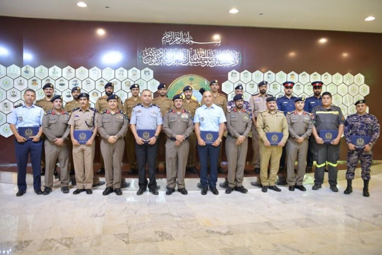 مدير عام الدفاع المدني المكلف يرعى تخريج دورة “الاستجابة الطارئة في حالات حوادث المواد الخطرة”