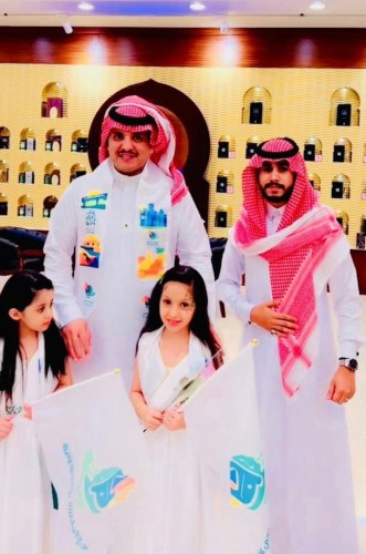 مركز حي العوالي يحتفي باليوم الوطني 92 بتوزيع الورد على سكان الحي