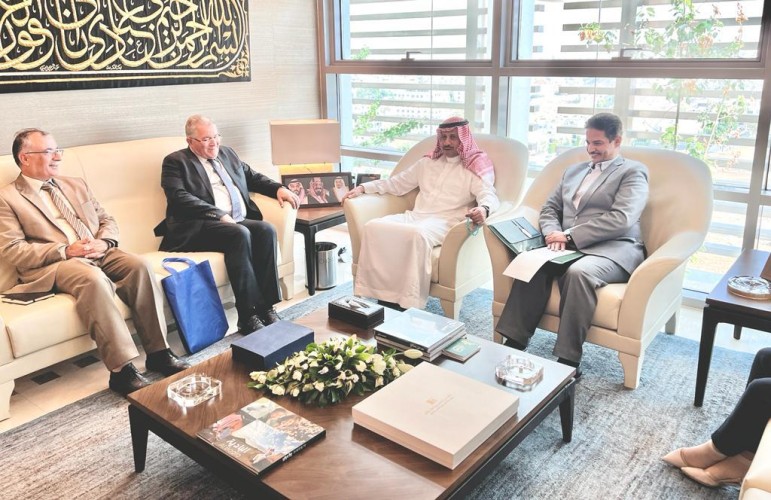 سفير خادم الحرمين بالأردن يلتقي رئيس جامعة القدس في مكتبه بالسفارة
