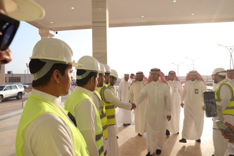 الحقيل يتفقد عدداً من المشروعات الحيوية في عرعر