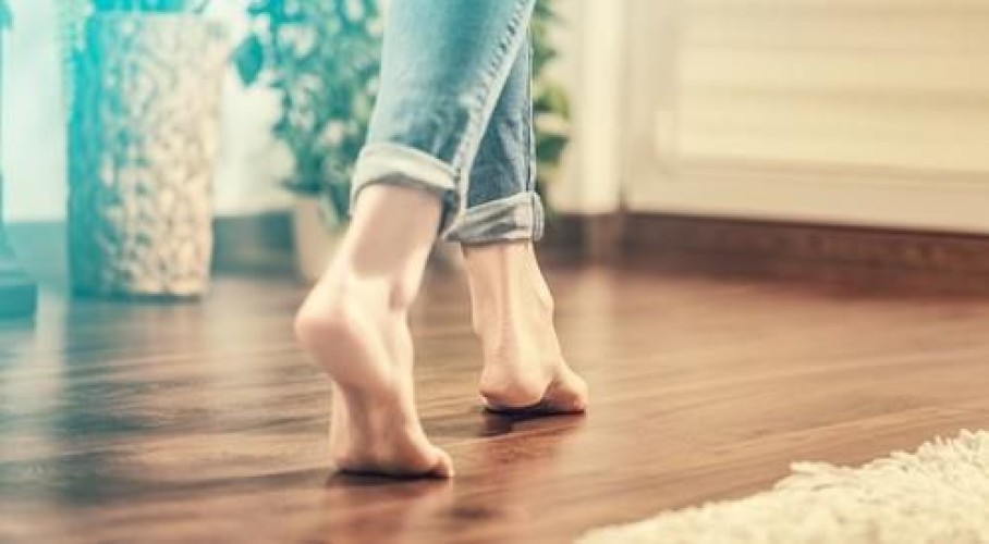 بعد تدوال فيديو له .. الدكتور “فهد الخضيري” يكشف حقيقة علاقة حدوث جلطة بسبب المشي حافياً على السيراميك البارد