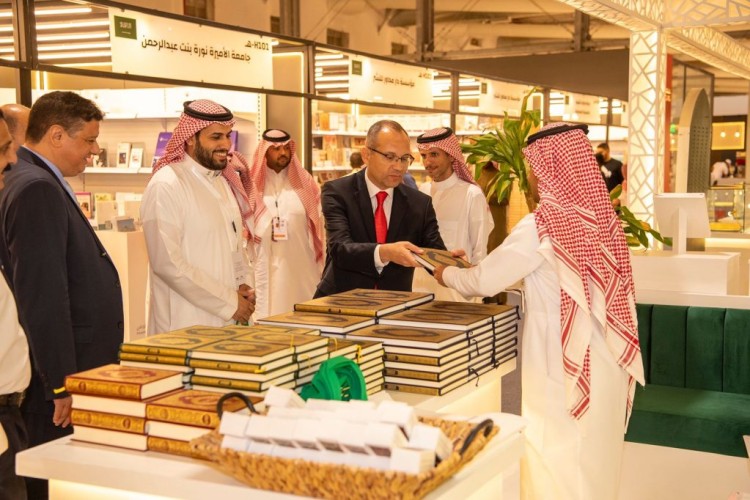 بالصور .. سفير تونس يزور جناح الشؤون الإسلامية مبدياً إعجابه بمعروضاته وخدماته التقنية