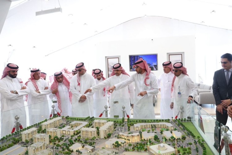 البدير يلتقي أمين جدة ويتفقد عدداً من المشاريع السكنية قبل تسليمها