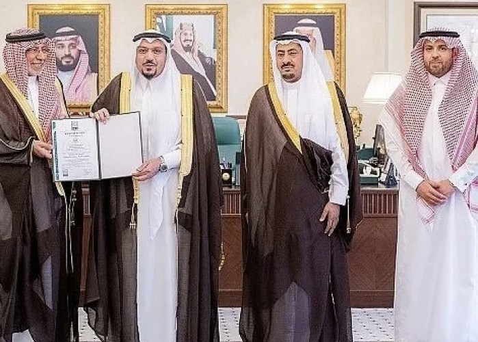 أمير القصيم يتسلم شهادة الآيزو العالمية ودرع التميز والريادة لإمارة المنطقة