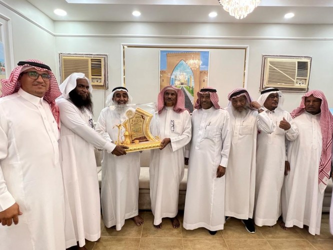 شيخ المحلة غوان “أحمد بن علي ربيع” وأعيان القرية ومجموعة من الإعلاميين يزورون منزل الفنان التشكيلي “قالب إدريس الدلح” في بيش العليا