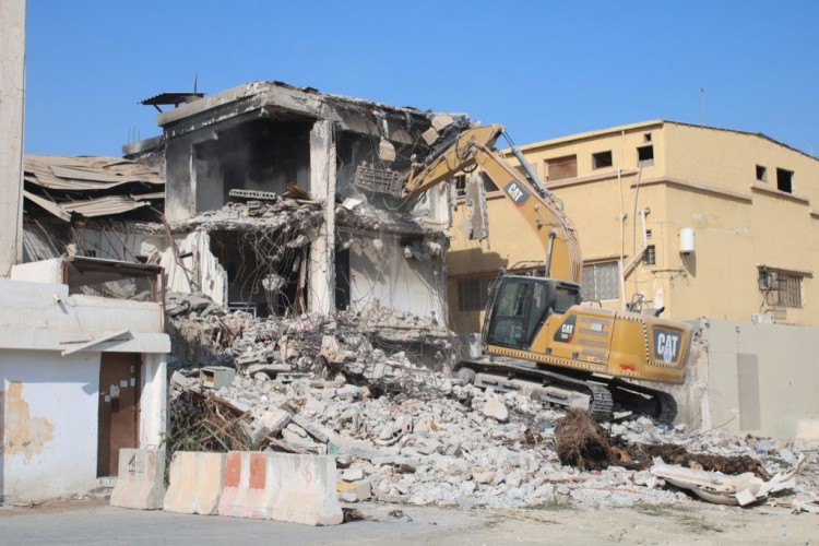 بلدية وسط الدمام تبدأ بإزالة عدد من المباني الآيلة للسقوط والمهجورة