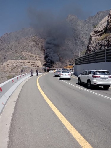 الهلال الأحمر بالباحة يباشر حادث تصادم مروع بين شاحنتين في عقبة الملك فهد باتجاه المخواه