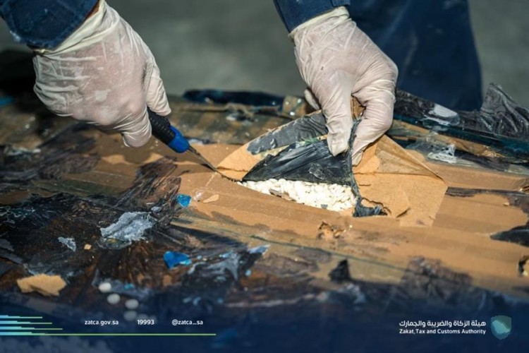 كشفتها تقنيات أمنية وكلاب بوليسية.. هيئة الزكاة : إحباط 4 محاولات لتهريب أكثر من 756 ألف حبة كبتاجون بمنفذ الحديثة ومطار الملك خالد الدولي