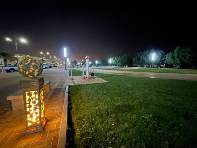 استبدال 34 عمود تقليدي بجمالي مزخرف جديد في المنتزة العام بشارع القطيف بمحافظة بقيق