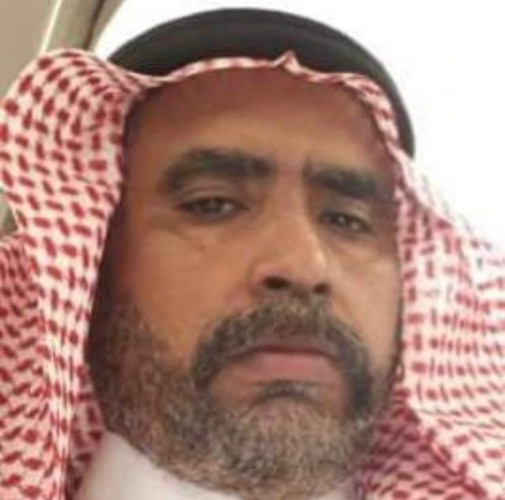 الأستاذ “خالد الصميلي يهوي جمع العملات والآثار والطوابع .. ويكشف عن بعض المخطوطات الأثرية القديمة التي يقتنيها