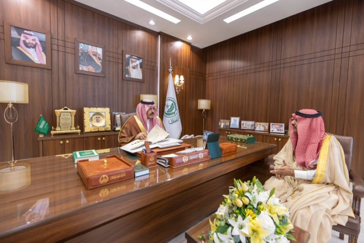 سمو أمير حائل يستقبل مدير إدارة الأحوال المدنية ‏بالمنطقة