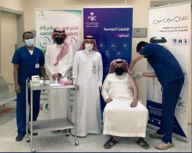 مدير مستشفي رويضة العرض يدشن حملة التطعيم ضد الإنفلونزا الموسمية