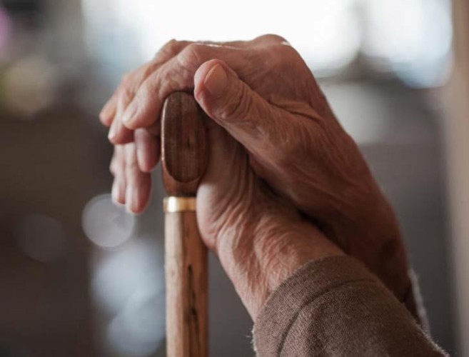 منها استخدام الهاتف خلال مجالستهم.. 5 أمور تجنبها عند التواصل مع كبار السن