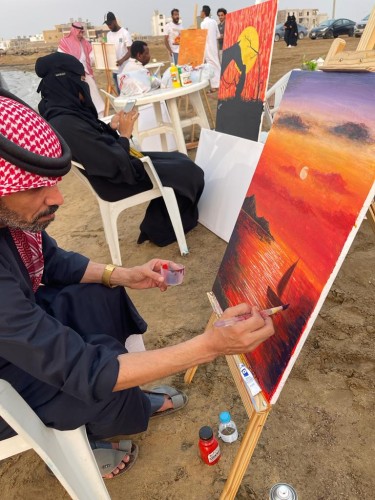 فريق صبيا للفن التشكيلي ينظم فعالية رسم الغروب في شاطئ جازان الشمالي