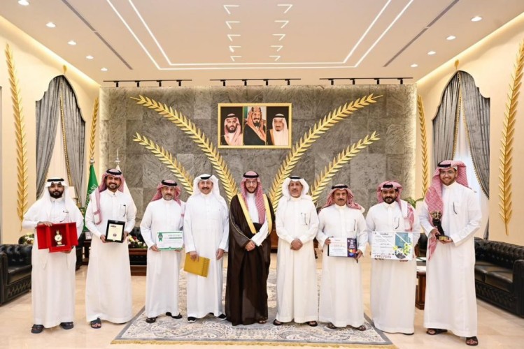 “محافظ الطائف” يُكرم فريق عمل مسرحية “ساكن متحرك”