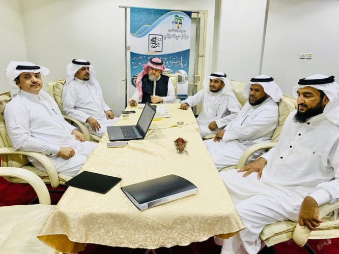 رئيس مجلس إدارة مركز حي العوالي يجتمع مع أعضاء المجلس لمناقشة ما تم إنجازه بالمركز